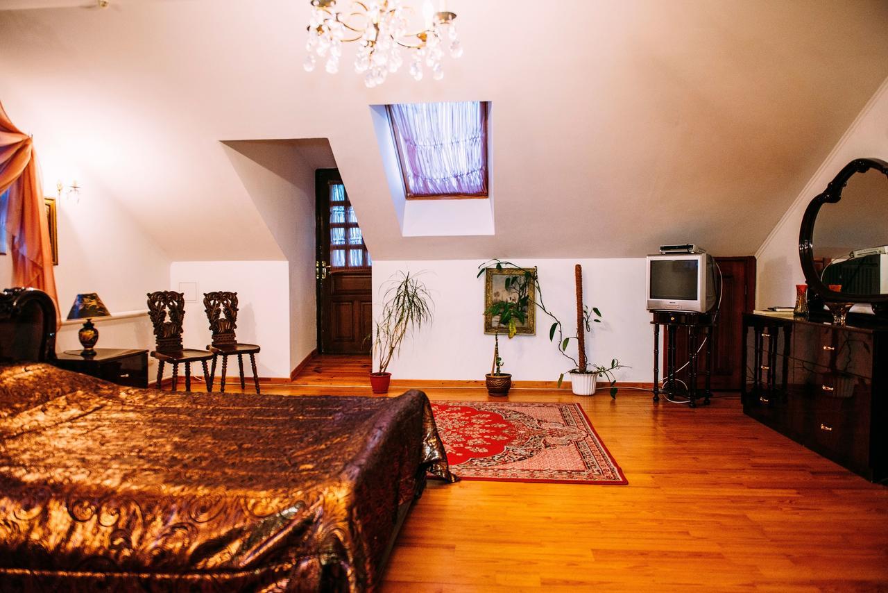 Antique House Hotel Dubno Esterno foto